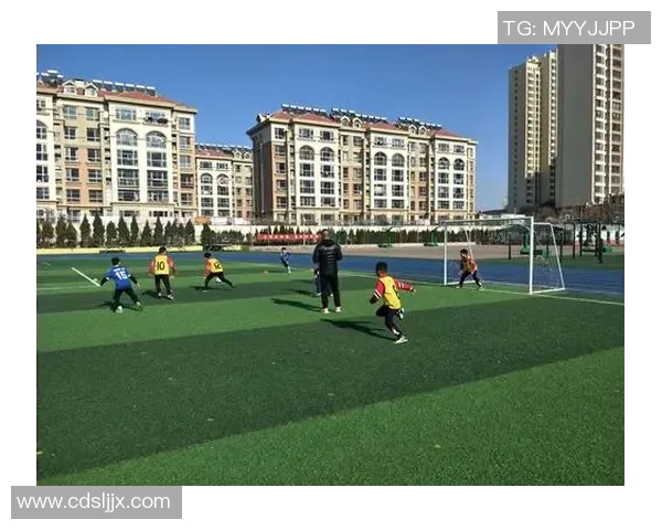 《一颗跳动的足球星照亮了梦想与希望的天空》