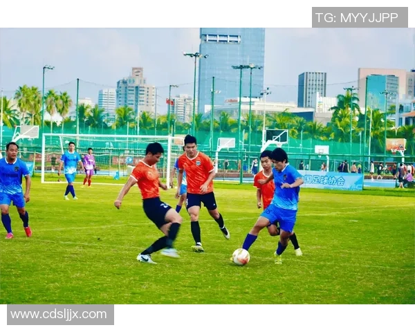 两位足球巨星并肩而行的背影彰显荣耀与默契的瞬间