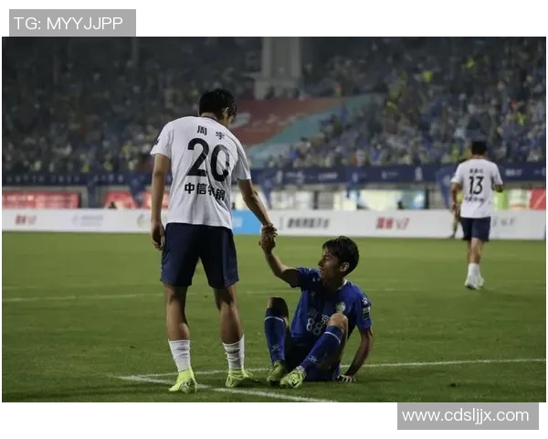 偶遇足球巨星亲身感受赛场外的魅力瞬间与偶像交流的难忘体验